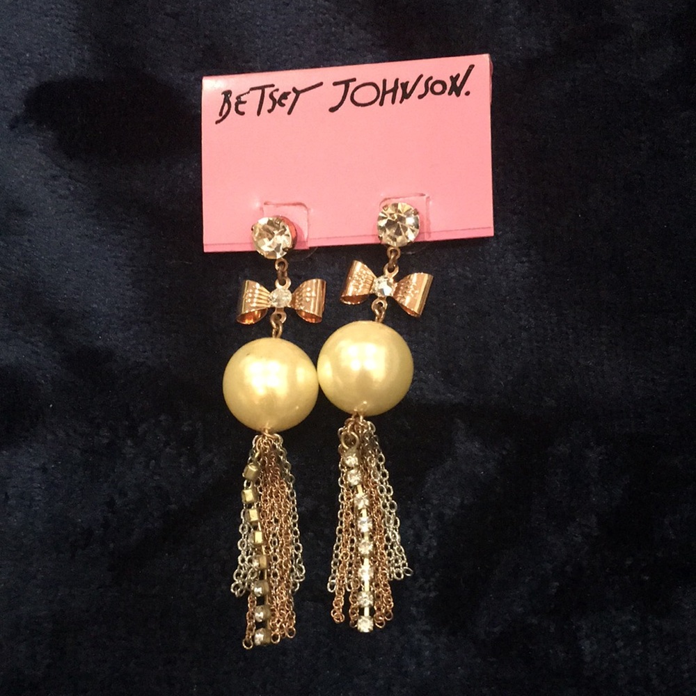😍 vintage Betsy Johnson dangling earrings with pearl and gold bow 🎀